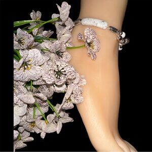 Howlite Beaded Twisted  Ankle Bracelet in Silvertone